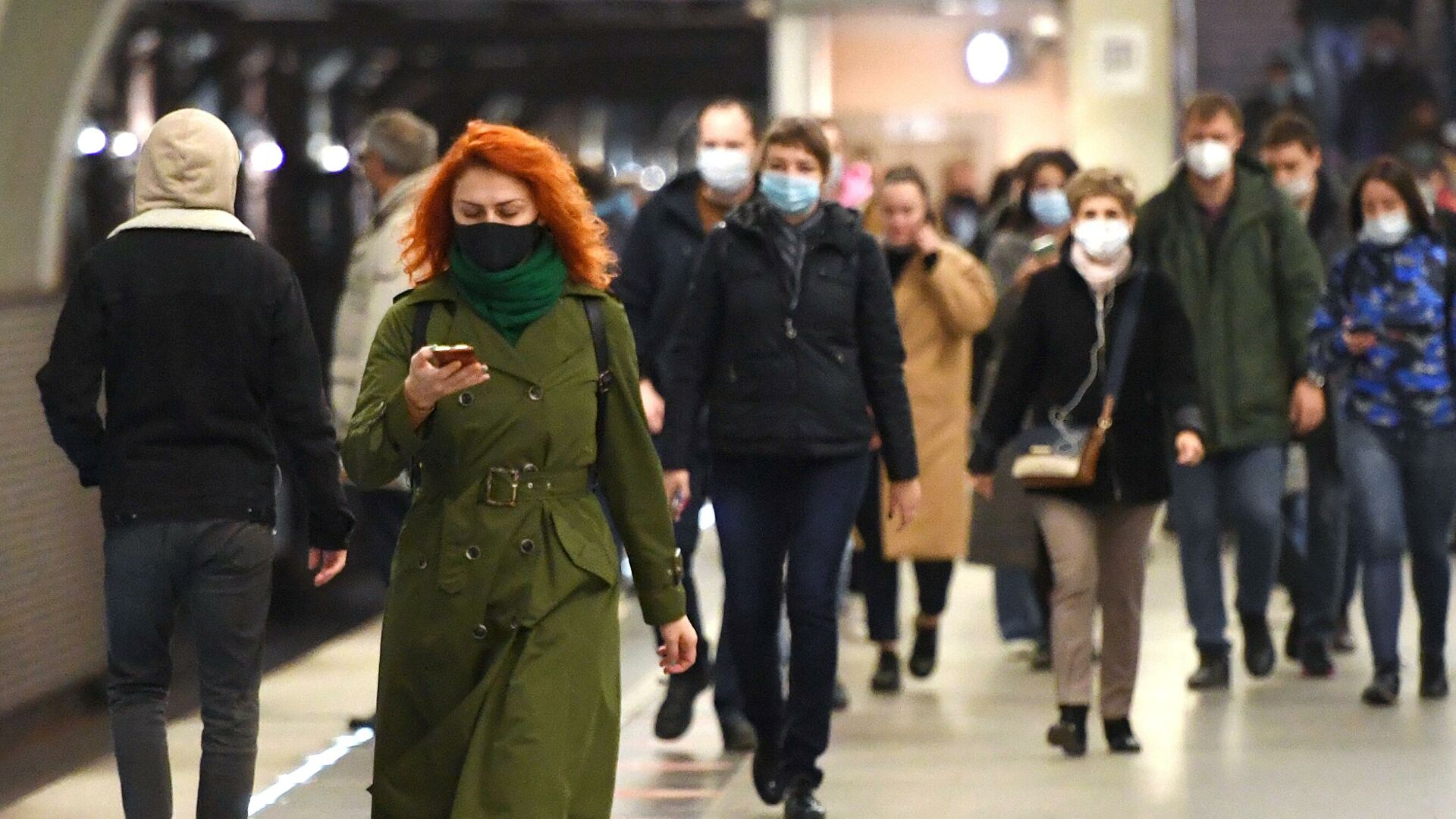 Люди в защитных масках на станции Московского метрополитена - РИА Новости, 1920, 21.02.2021